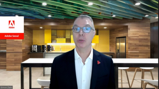 사이먼 데일 어도비코리아 사장이 6일 가진 온라인 간담회에서 발표를 하고 있다. 온라인 영상캡처